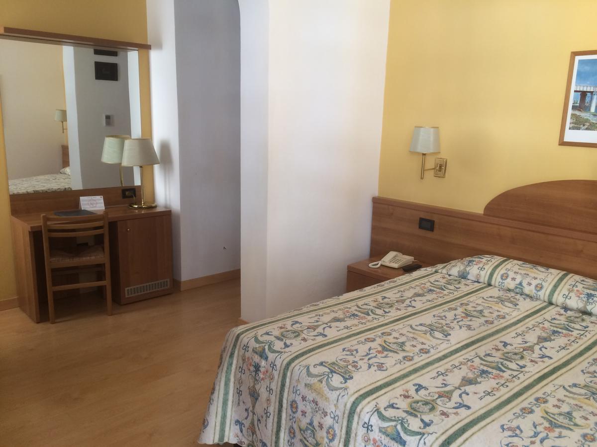 Hotel Tritone كاوْرلي المظهر الخارجي الصورة