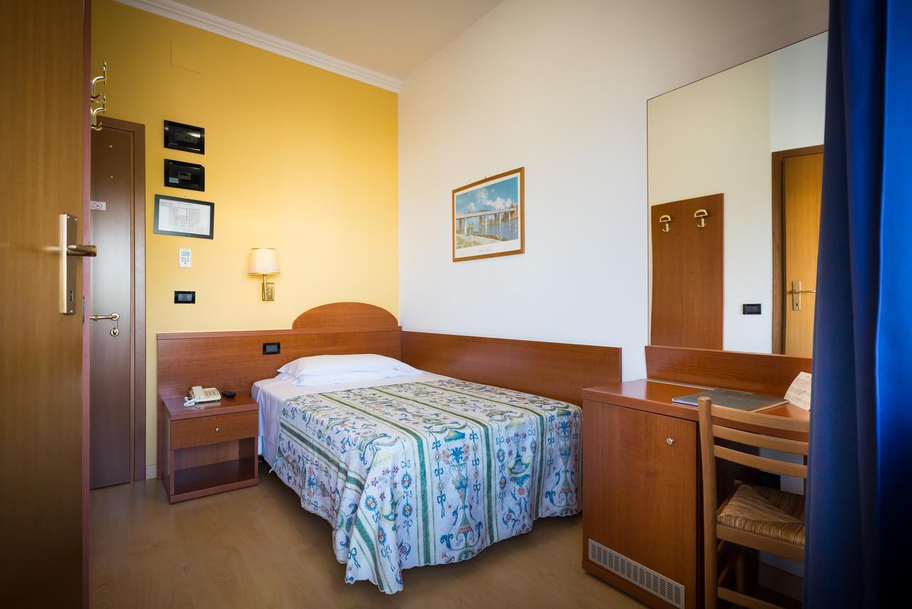 Hotel Tritone كاوْرلي المظهر الخارجي الصورة
