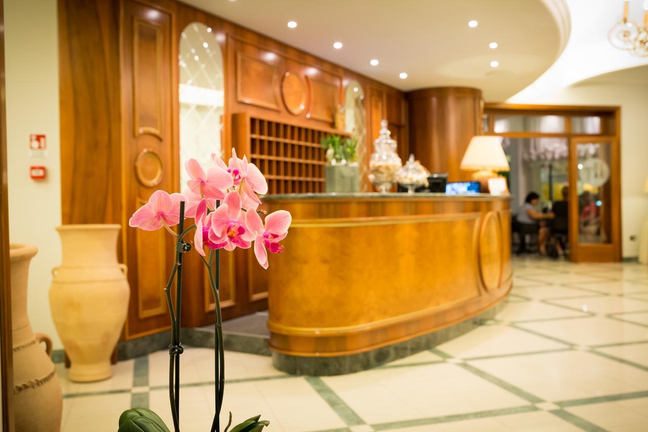 Hotel Tritone كاوْرلي المظهر الخارجي الصورة