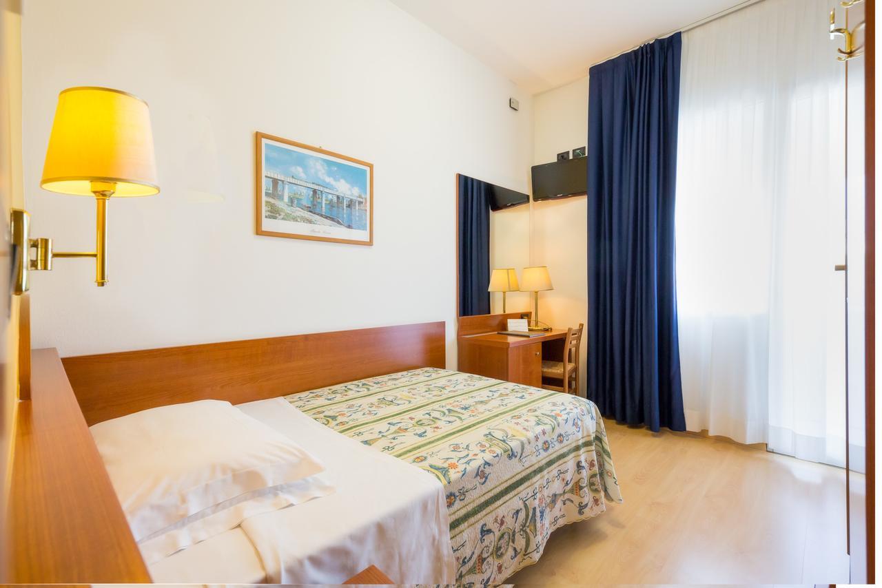 Hotel Tritone كاوْرلي المظهر الخارجي الصورة