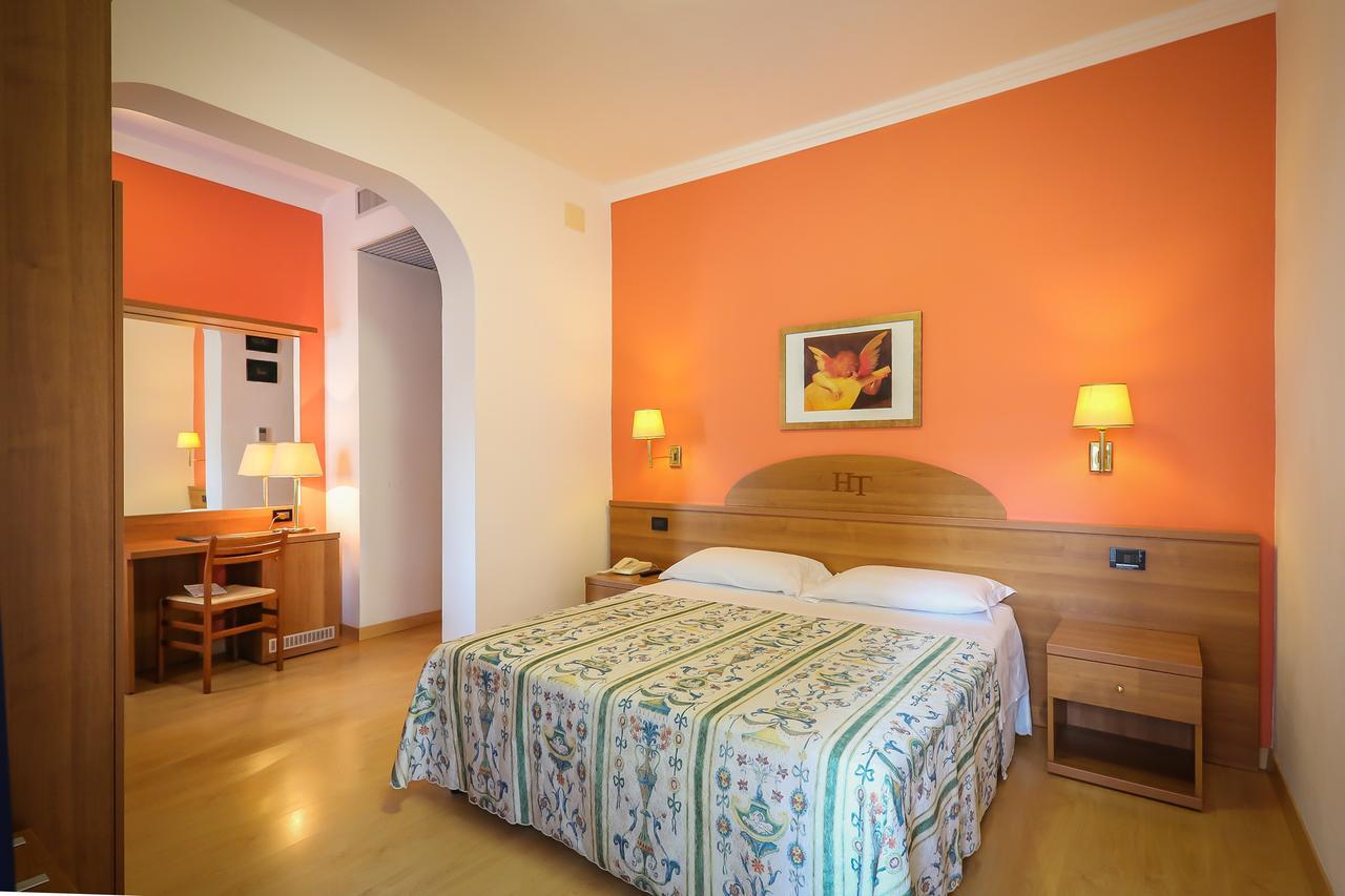 Hotel Tritone كاوْرلي المظهر الخارجي الصورة