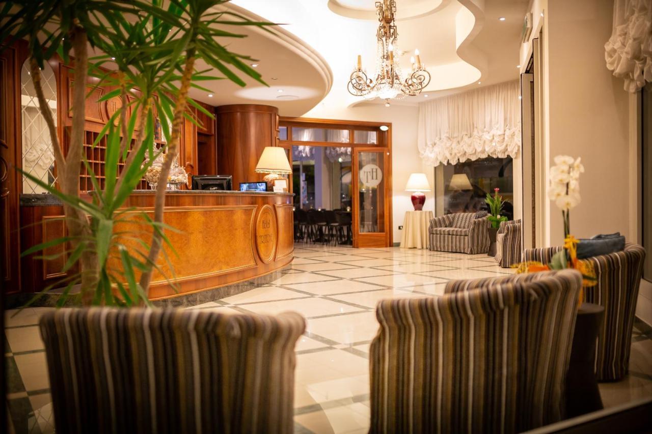 Hotel Tritone كاوْرلي المظهر الخارجي الصورة